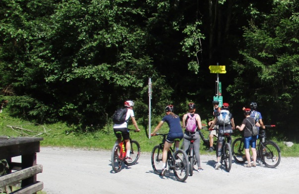 Mountainbiker auf der Suche nach dem Weg